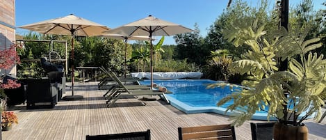 Piscine extérieure, parasols de plage, chaises longues