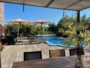 Piscine extérieure, parasols de plage, chaises longues