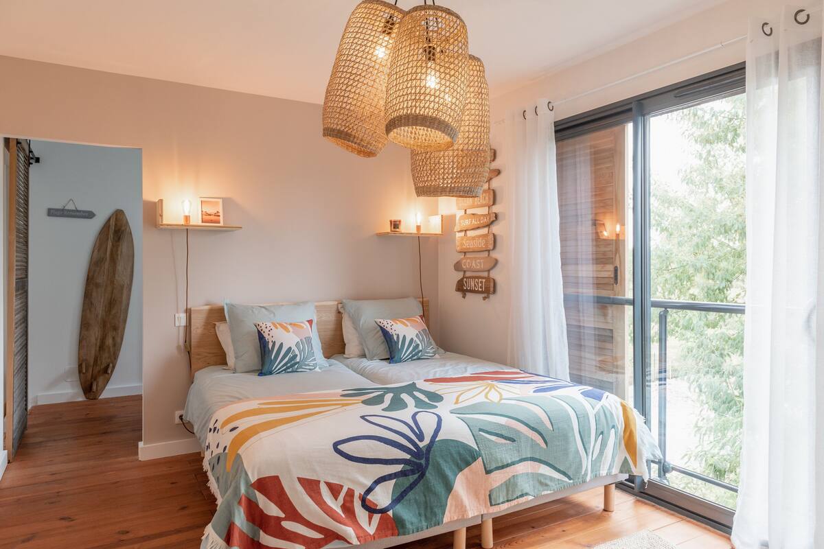 Ein Schlafzimmer mit einem großen Bett, einem Surfbrett und einer Wand mit Hinweisschildern.