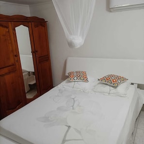 2 habitaciones, tabla de planchar con plancha, wifi y ropa de cama 