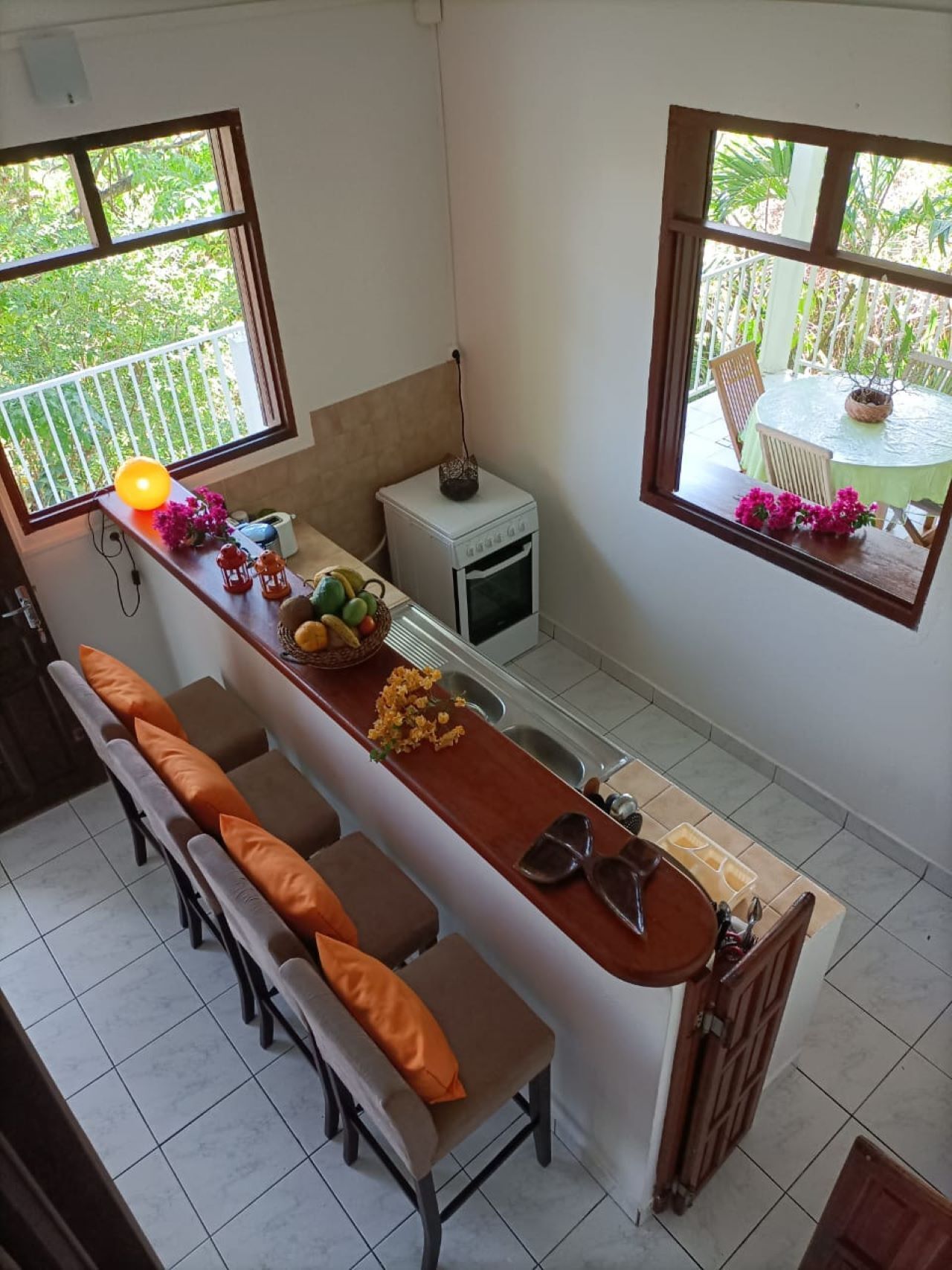 Kühlschrank, Mikrowelle, Ofen, Wasserkocher mit Kaffee-/Teezubehör