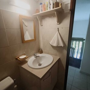 Secador de pelo y toallas