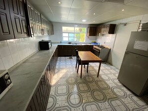 Réfrigérateur dans l'espace commun, micro-ondes dans l'espace commun