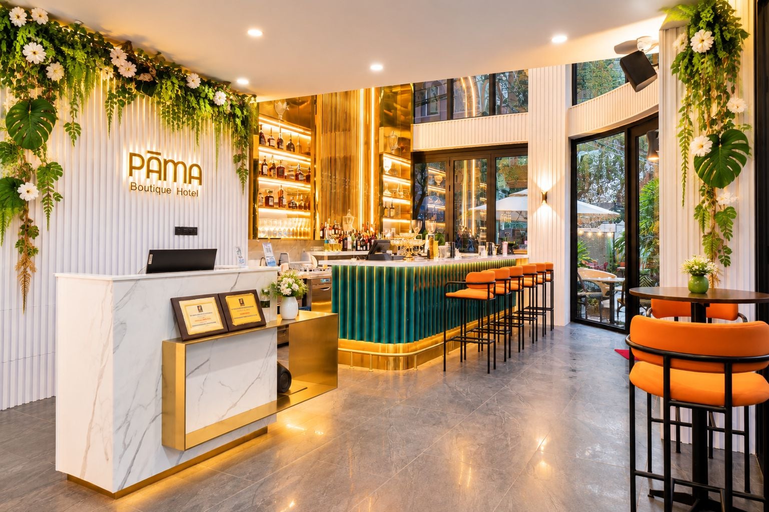 Zona de recepción de un hotel boutique con mostrador de mármol, bar y área de estar.