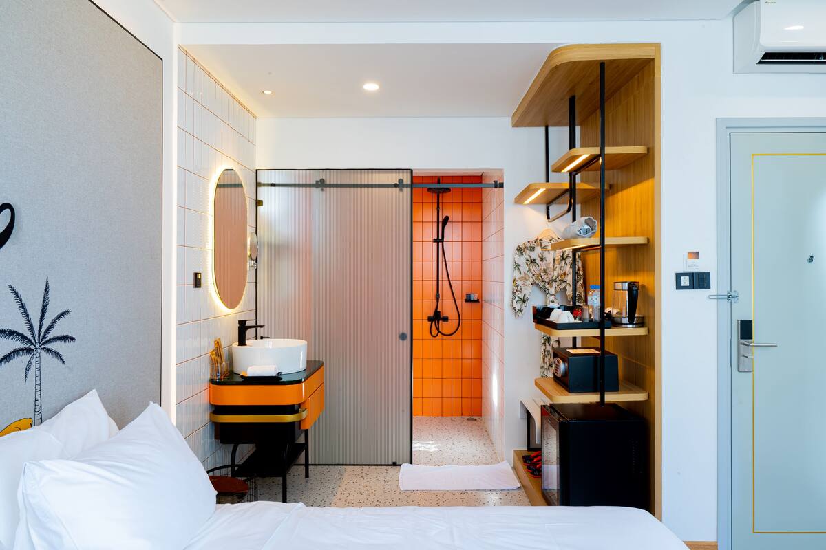 ห้องดีลักซ์ดับเบิล, วิ วเมือง | เครื่องนอนป้องกันสารก่อภูมิแพ้, ผ้านวมขนเป็ด, ตู้นิรภัยในห้องพัก