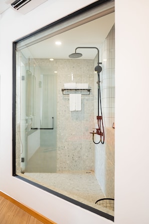 Panoramic Studio Suite, Ocean View | Bathroom