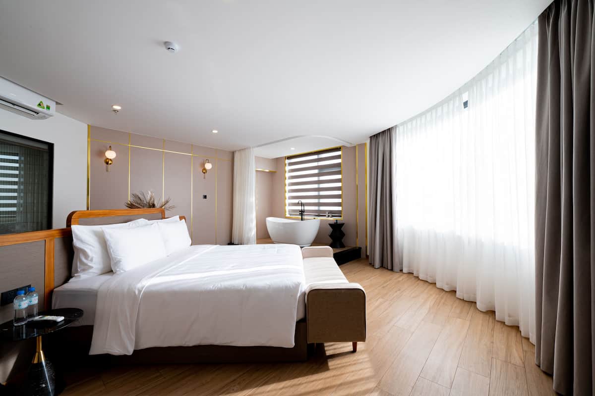 ห้องพาโนรามิกสตูดิโอสวีท, วิวทะเล | เครื่องนอนป้องกันสารก่อภูมิแพ้, ผ้านวมขนเป็ด, ตู้นิรภัยในห้องพัก