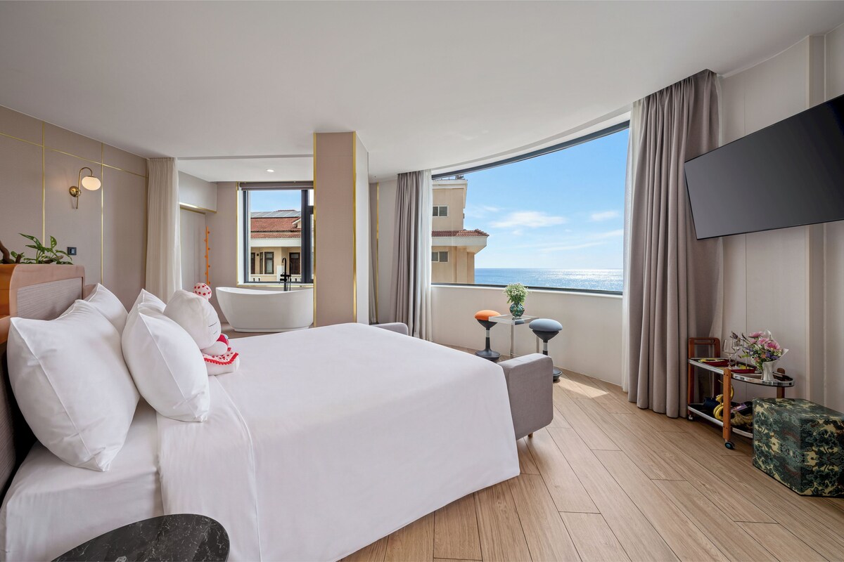 Panoramic Studio Suite, Ocean View | Hypo-allergenic bedding, down duvets, in-room safe, desk