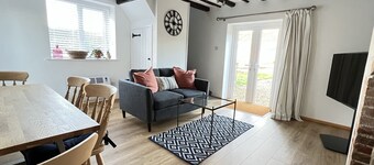 Dolls House Cottage - Self Contained Cottage, Beautiful Garden, Ample Parking