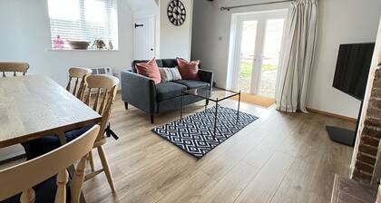 Dolls House Cottage - Self Contained Cottage, Beautiful Garden, Ample Parking