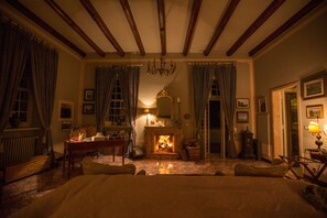Interior - Luxury holiday villa rental 8km from Rome centre
aircon/pool/bbq/garden/services (Roma)