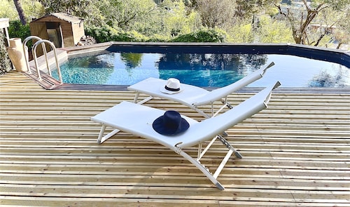 Elegant historic Roman villa/8km to centre/
air con/pool/spa/bbq/garden/services