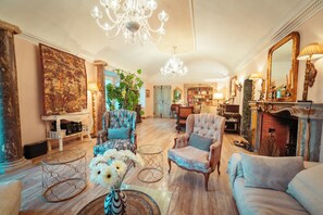 Smart TV, fireplace, ping pong, books