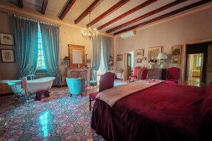 7 bedrooms, desk, iron/ironing board, travel cot