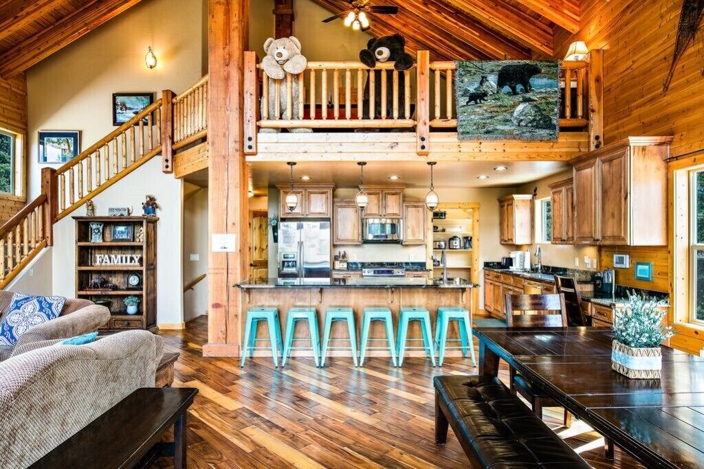 Aspen Lodge Retreat Sleep up to 27, 2 master suites, Game room, Views, & Parking