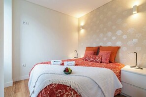 1 bedroom, iron/ironing board, travel cot, WiFi - Spacious Red Studio | Ace Location by HostWise (Vila Nova de Gaia)