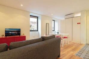 TV - Spacious Red Studio | Ace Location by HostWise (Vila Nova de Gaia)