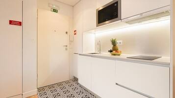 Coffee/tea maker, fridge, microwave, stovetop