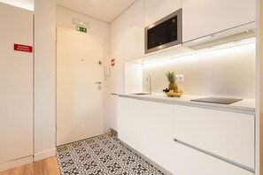 Kjøleskap, mikrobølgeovn, kokeplater og kaffetrakter/tekoker