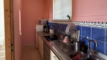 Réfrigérateur, micro-ondes, plaque de cuisson, cafetiÚre/bouilloire