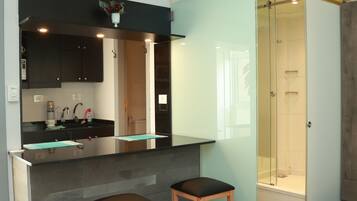 Réfrigérateur, micro-ondes, four, plaque de cuisson