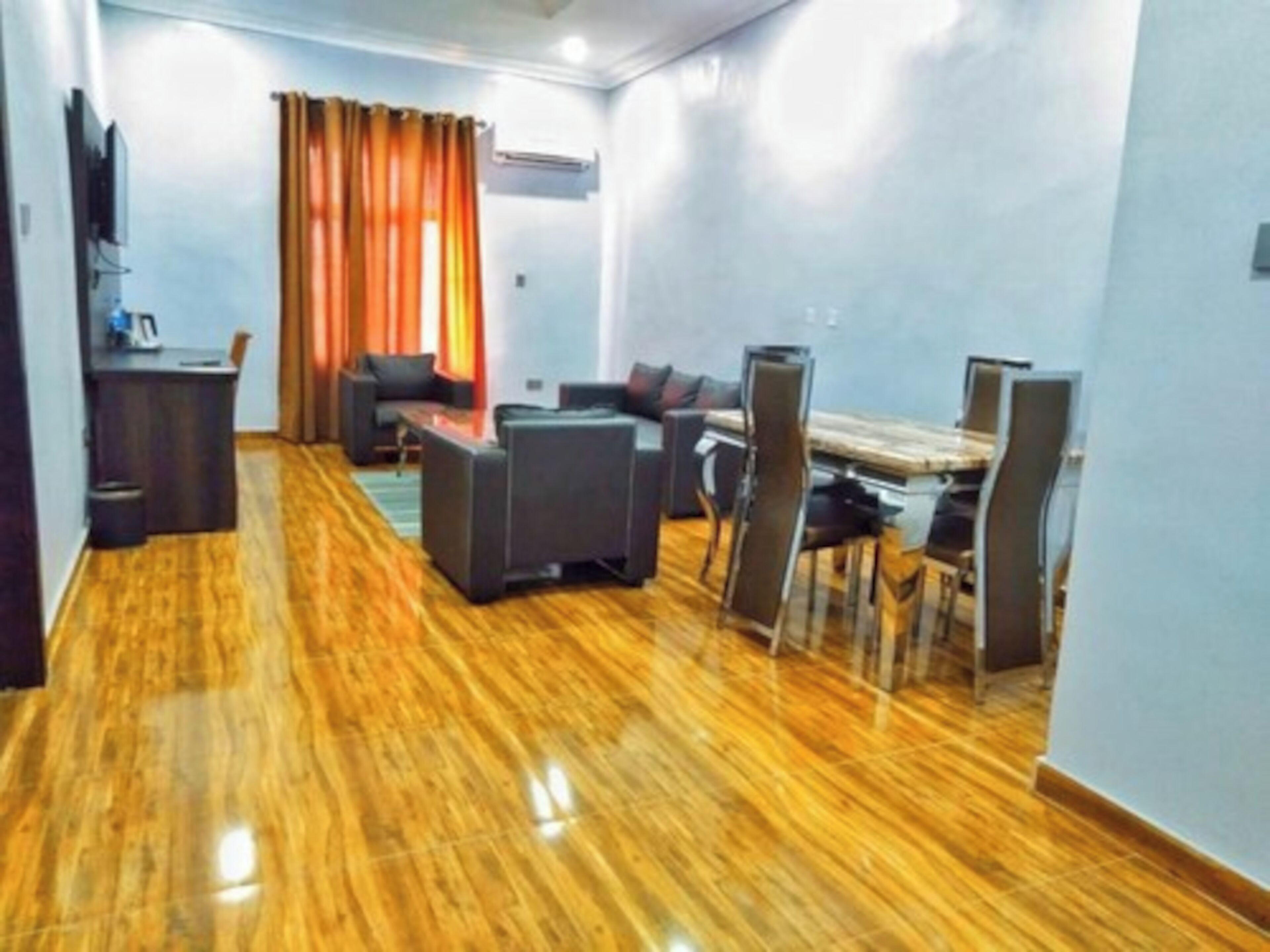 Suite ejecutiva | Zona de estar | Televisión LED de 32 pulgadas con canales por cable, una impresora