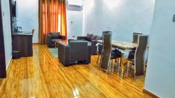 Suite ejecutiva | Zona de estar | Televisión LED de 32 pulgadas con canales por cable, una impresora