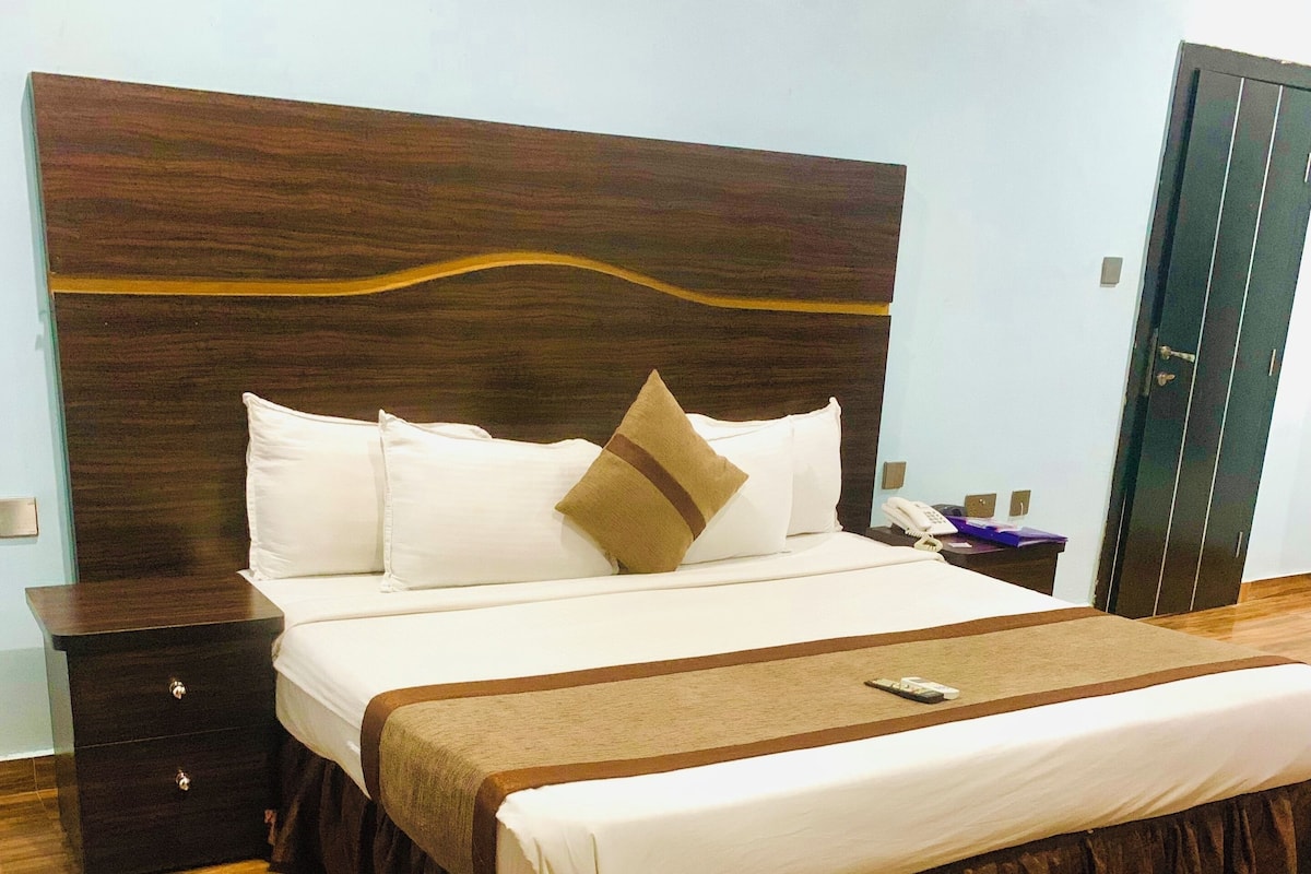 Executive Suite | Bathroom | Shower, rainfall showerhead, designer toiletries, hair dryer
