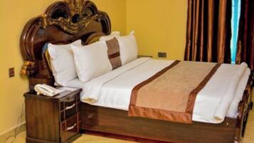 Dihias secara berasingan, dilengkapkan perabot secara berasingan, meja