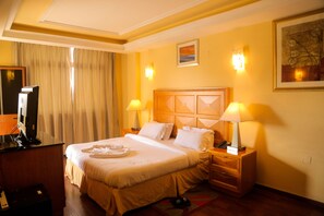 Minibar, caja de seguridad en la habitación y cortinas blackout 