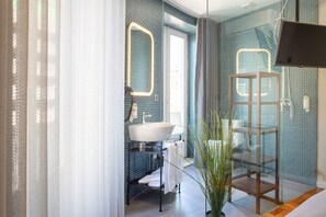 Douche, sèche-cheveux, serviettes fournies