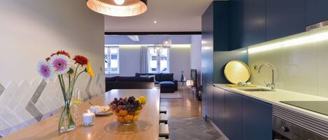 Fridge, oven, dishwasher, coffee/tea maker