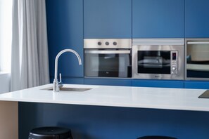 Fridge, oven, dishwasher, coffee/tea maker