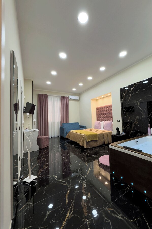Room, Hot Tub (Amore)