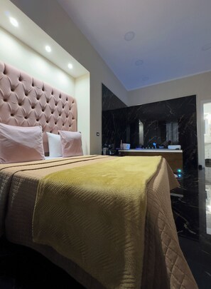 Chambre, bain à remous (Amore) | Literie de qualité supérieure, matelas Select Comfort, minibar