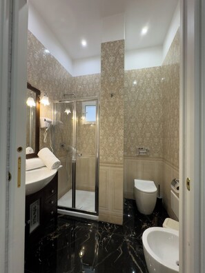 Room (Famiglia) | Bathroom