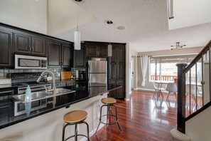 ثلاجة، ميكروويف، فرن، موقد طهي مسطح