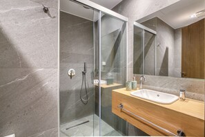 Deluxe tweepersoonskamer (C2) | Badkamer | Een douche, een regendouche, designer toiletartikelen, een haardroger