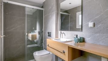 Chambre Double Deluxe (D1) | Salle de bain | Douche, douche à « effet pluie », articles de toilette de luxe