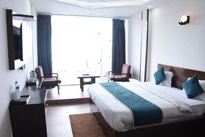 Habitación familiar | Sábanas italianas Frette, ropa de cama de alta calidad y escritorio