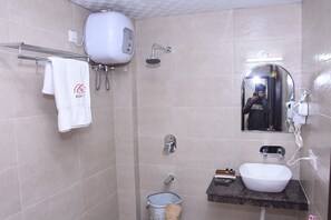 Regadera, amenidades de baño gratuitas, toallas, jabón