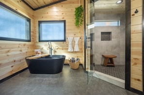Badewanne, Haartrockner, Handtücher