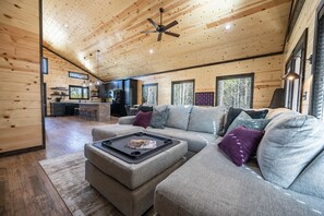 Smart TV, chimenea, futbolito y libros