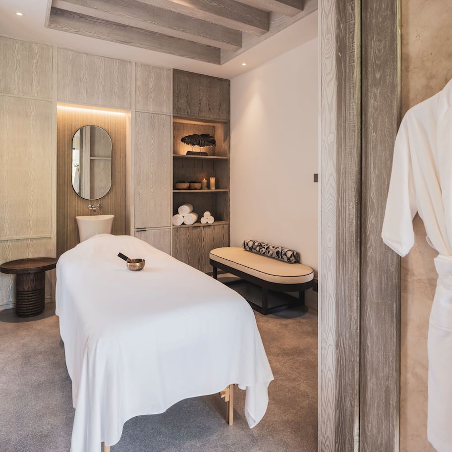 Premium bedding, down comforters, minibar, in-room safe