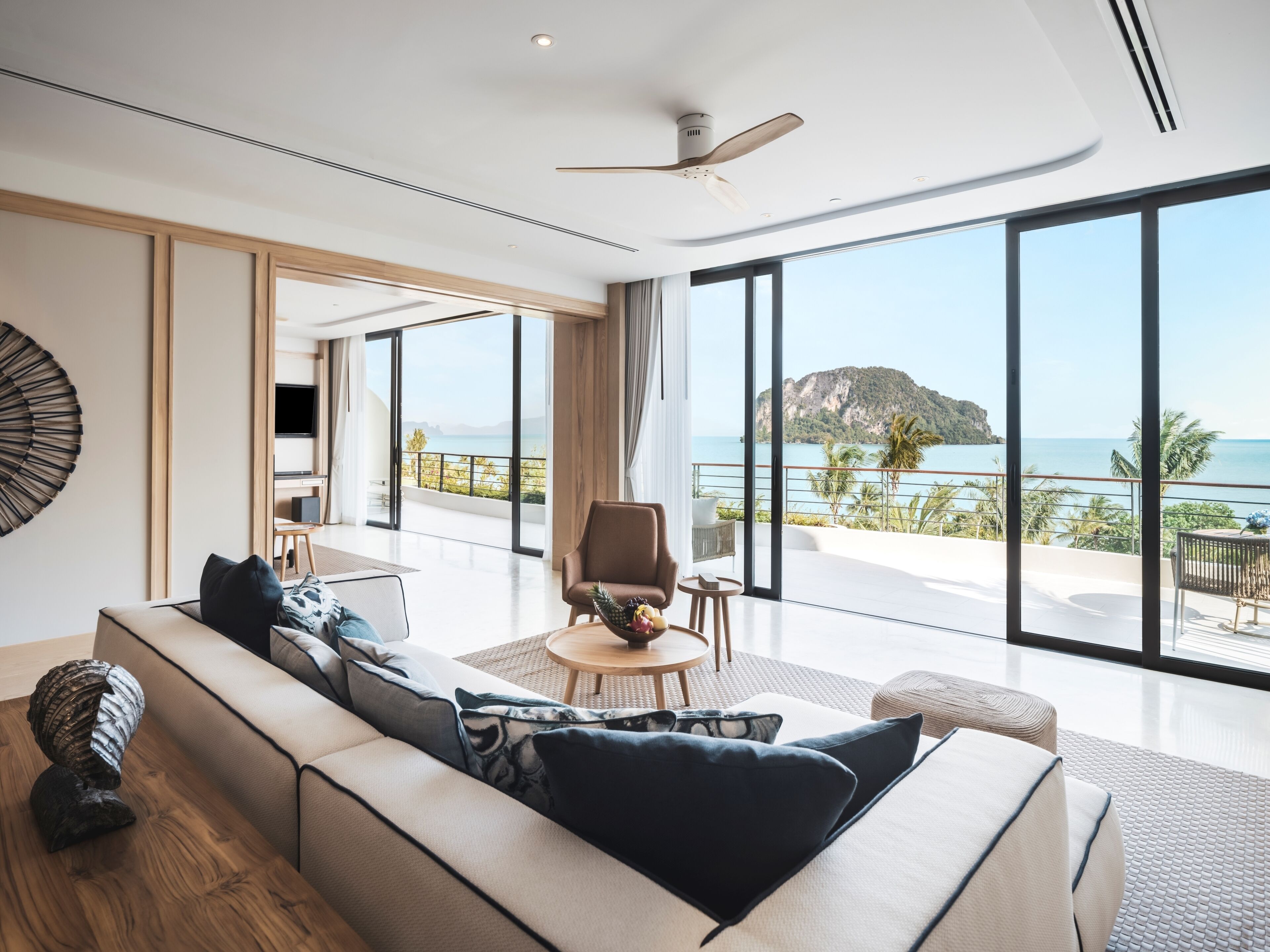 เครื่องนอนระดับพรีเมียม, ผ้านวมขนเป็ด, มินิบาร์, ตู้นิรภัยในห้องพัก