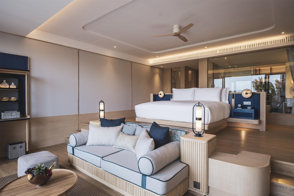Deluxe Sea View Suite | Premium bedding, down duvets, minibar, in-room safe