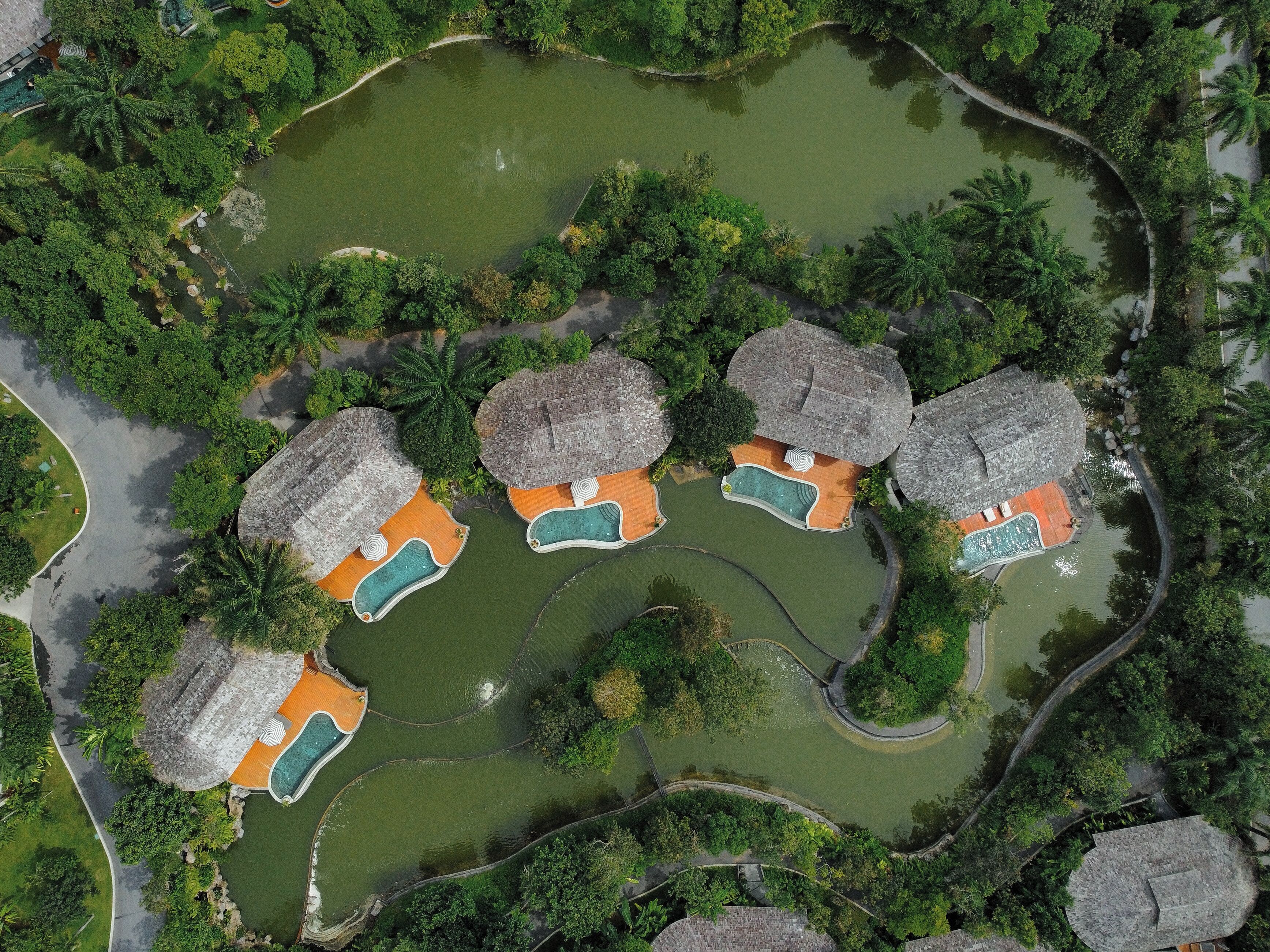 เครื่องนอนระดับพรีเมียม, ผ้านวมขนเป็ด, มินิบาร์, ตู้นิรภัยในห้องพัก