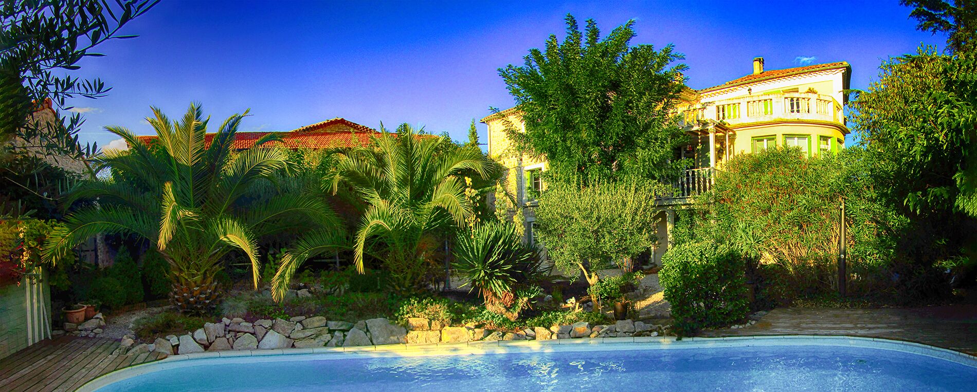 Een buitenzwembad en een verwarmd zwembad