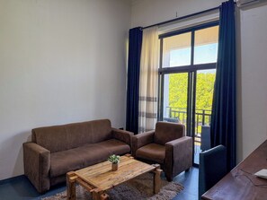 Frette Italian sheets, premium bedding, pillowtop beds, desk - Njiro Legacy (Arusha)