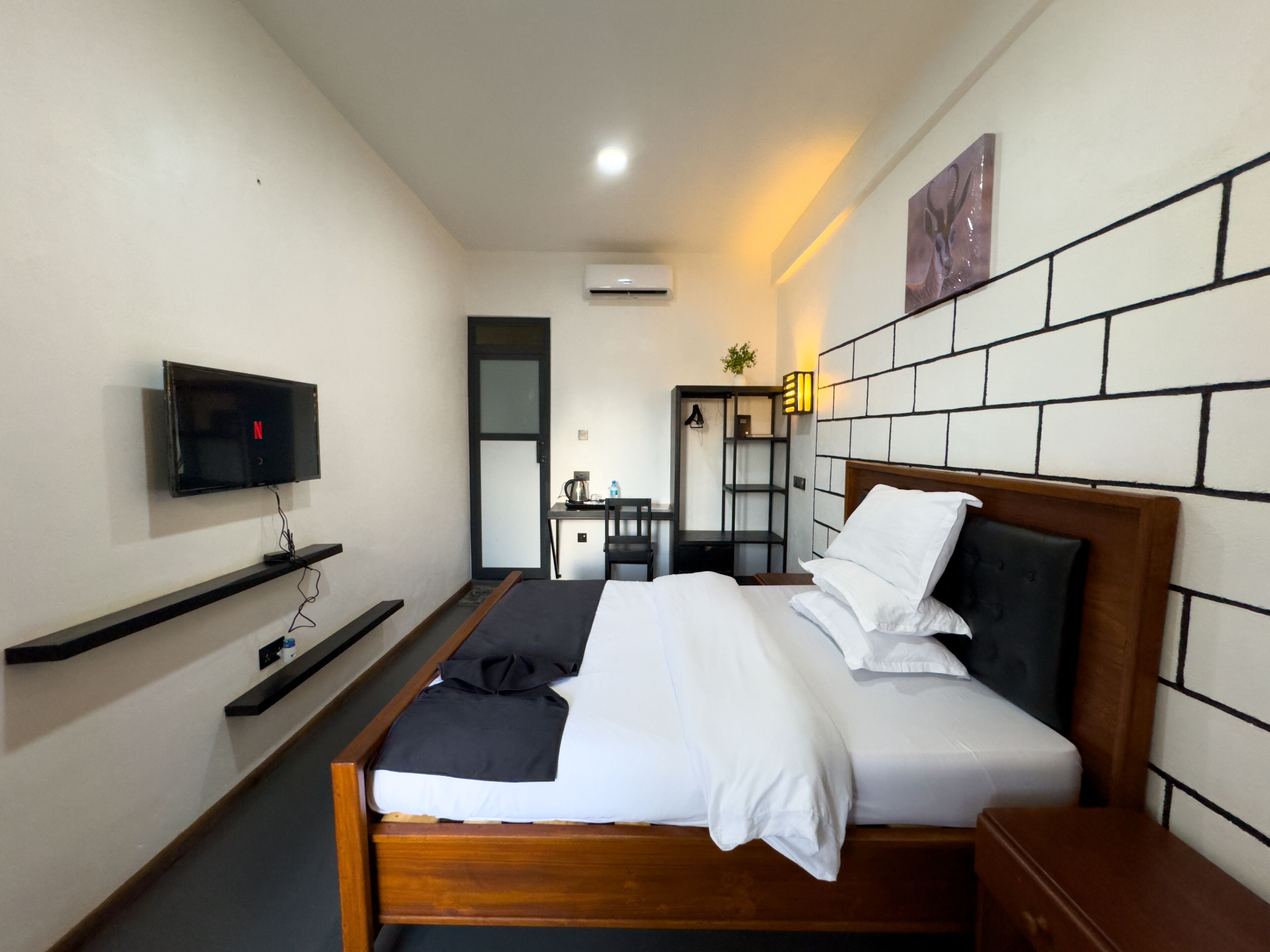 Frette Italian sheets, premium bedding, pillowtop beds, desk